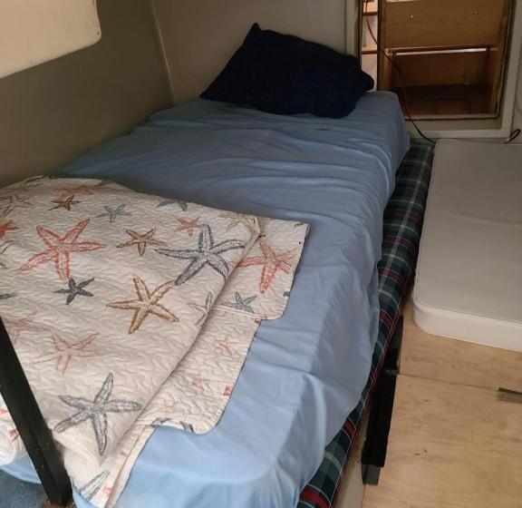 Hills Motel & Marina