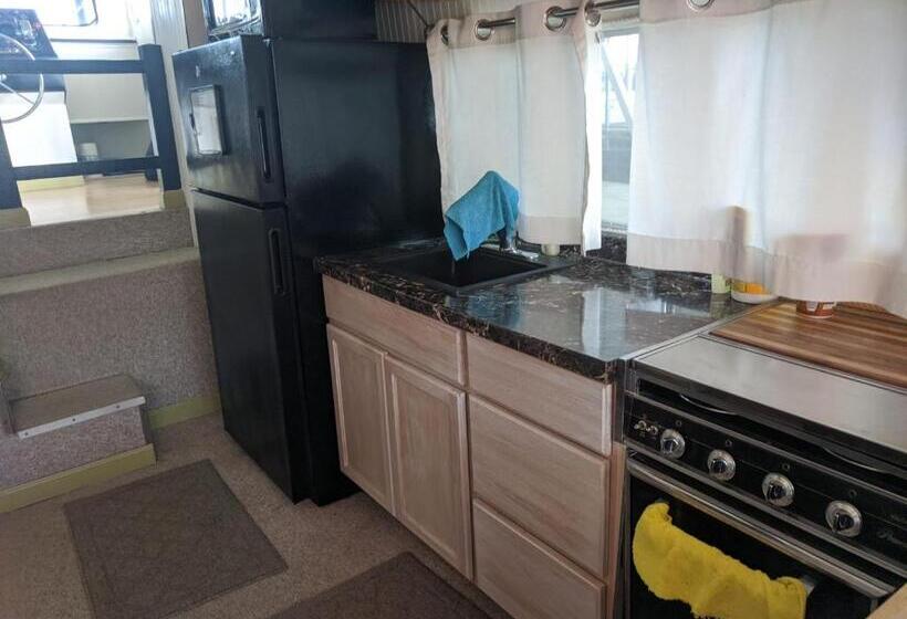 Hills Motel & Marina