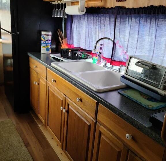 Hills Motel & Marina