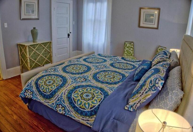 住宿加早餐  Beautiful 6 Bed, 5 Bath Historic Savannah Home