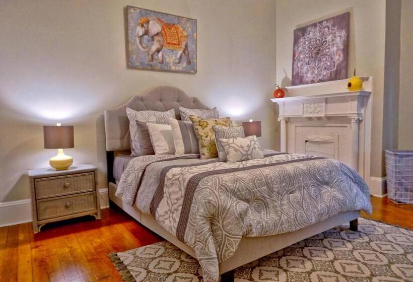 住宿加早餐  Beautiful 6 Bed, 5 Bath Historic Savannah Home