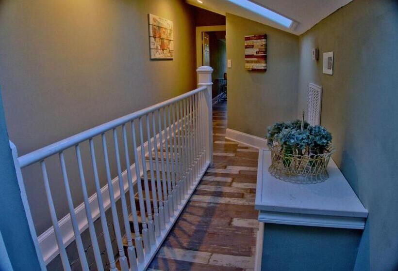 住宿加早餐  Beautiful 6 Bed, 5 Bath Historic Savannah Home