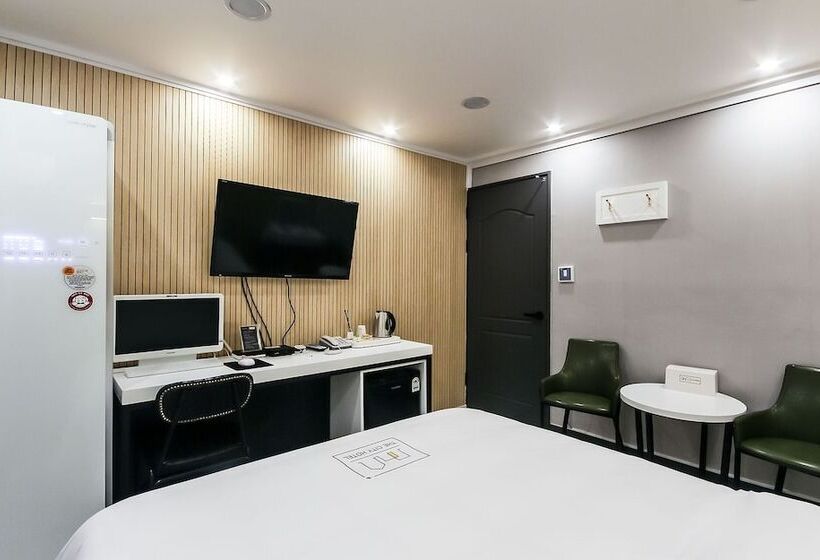 בית מלון כפרי The City