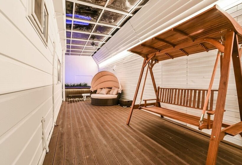 בית מלון כפרי The City