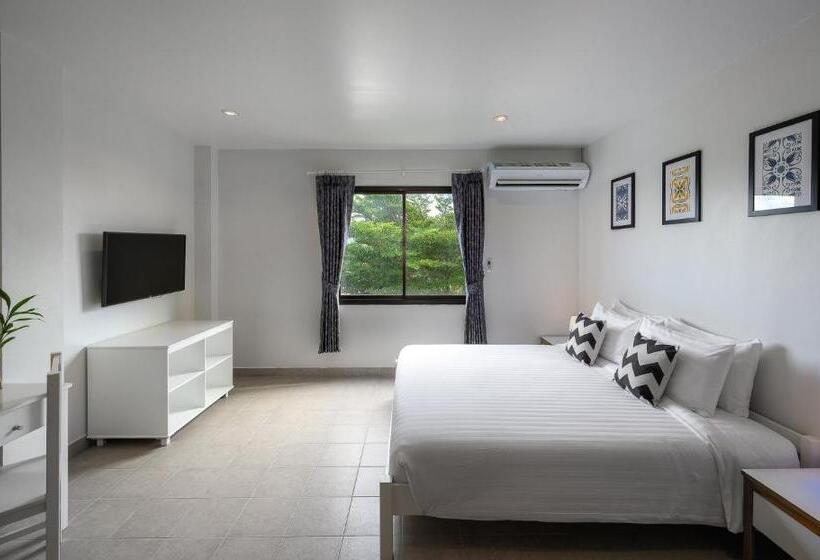 Maikhao Hotel, Phuket