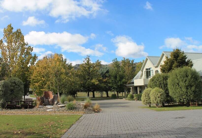 Colonial Manor Motel