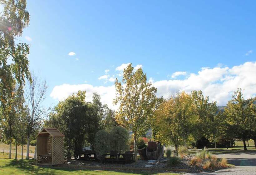 Colonial Manor Motel