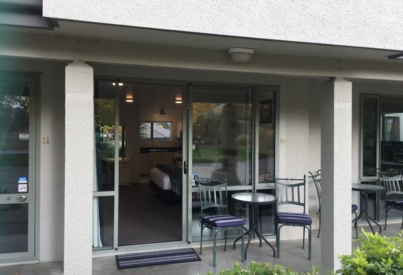 Colonial Manor Motel