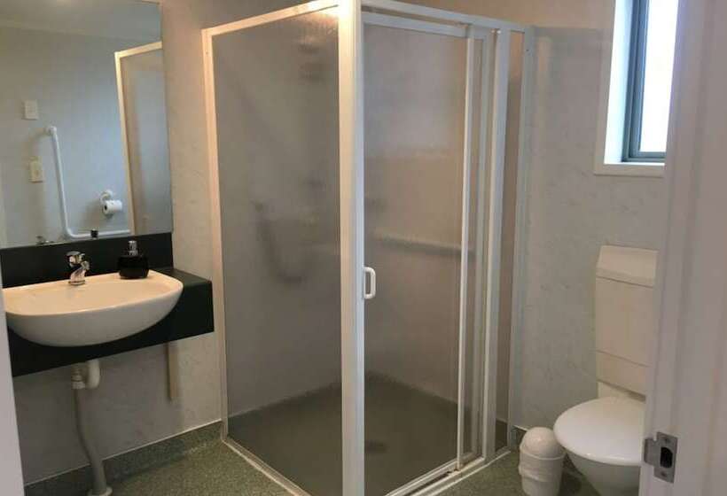 Colonial Manor Motel