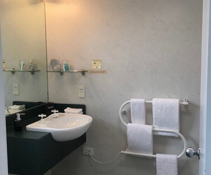 Colonial Manor Motel