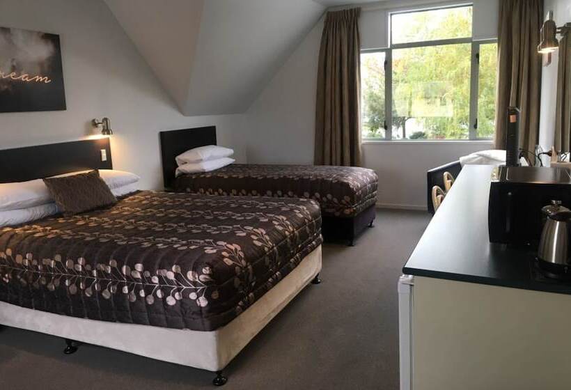 Colonial Manor Motel