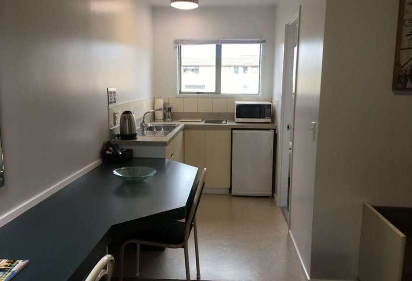 Colonial Manor Motel