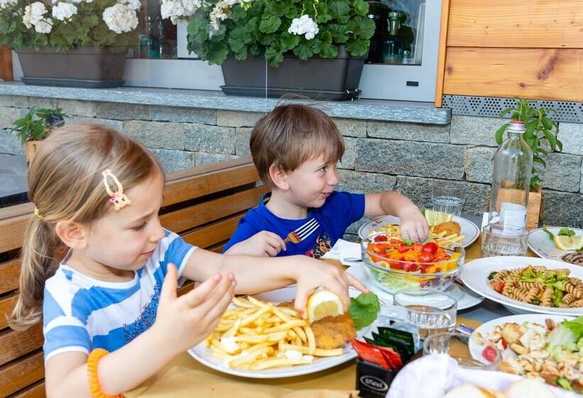 בית מלון כפרי Albergo Dimaro Wellness