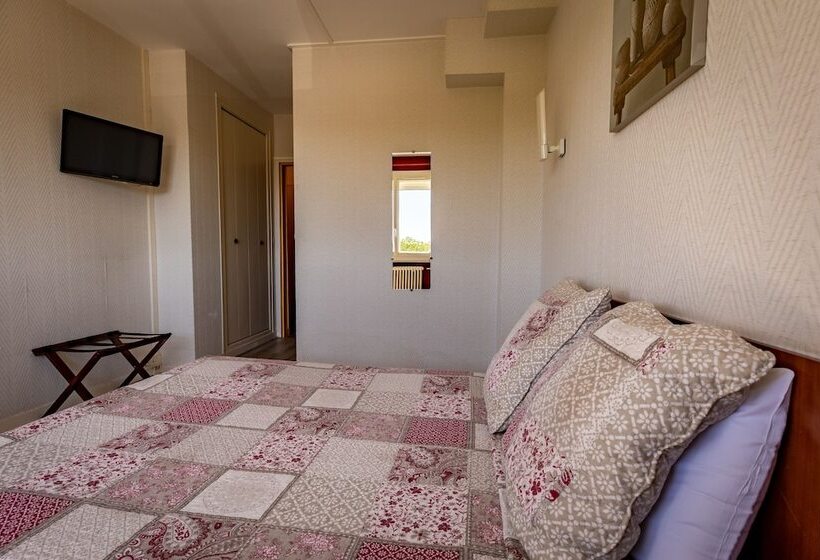 Отель Christina