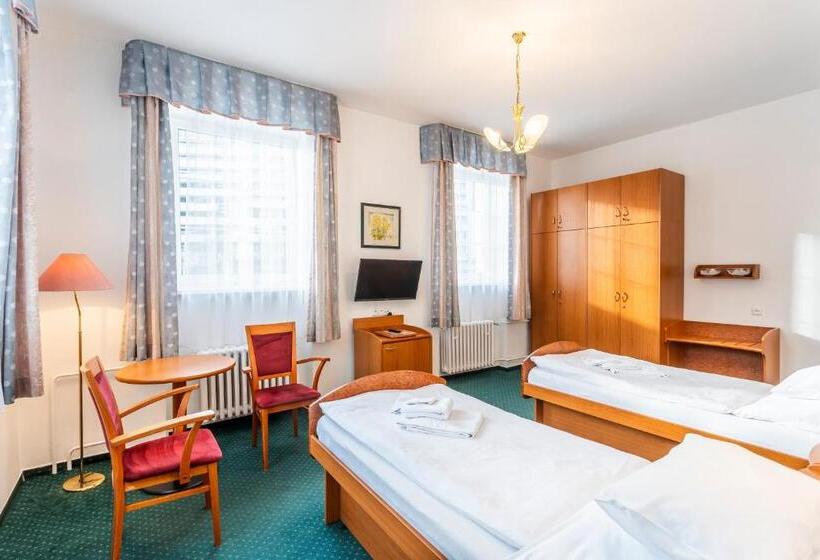 בית מלון כפרי Complex Curie