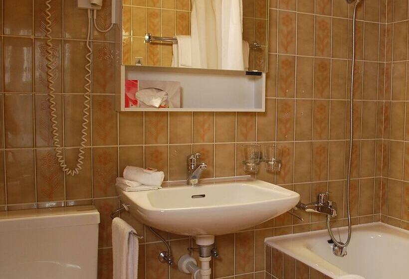 Отель De La Vieille Tour