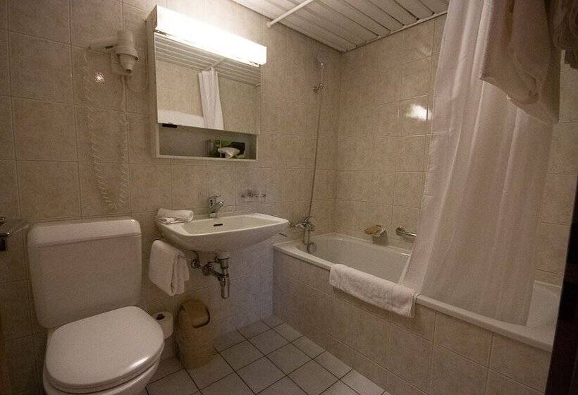 Отель De La Vieille Tour