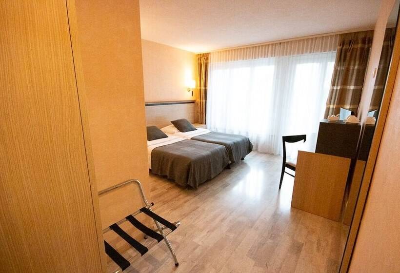 Отель De La Vieille Tour