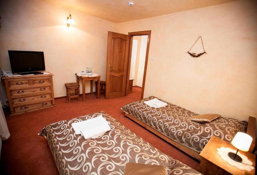 هتل Dwor Karolowka