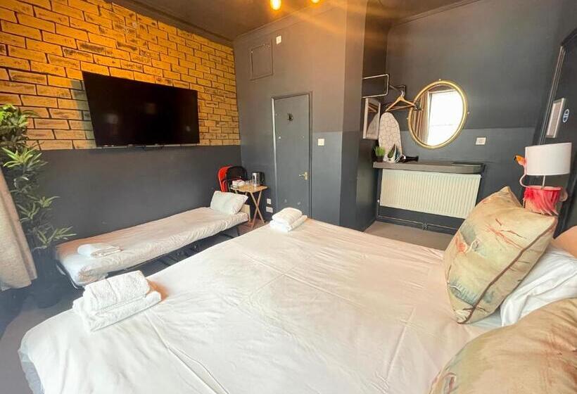 Brighton Black Hotel & Hot Tubs