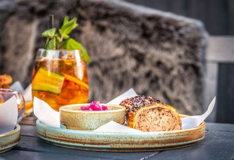 Отель The Black Lion, Long Melford