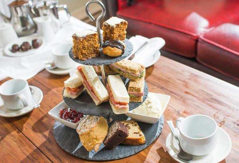 Отель The Manor