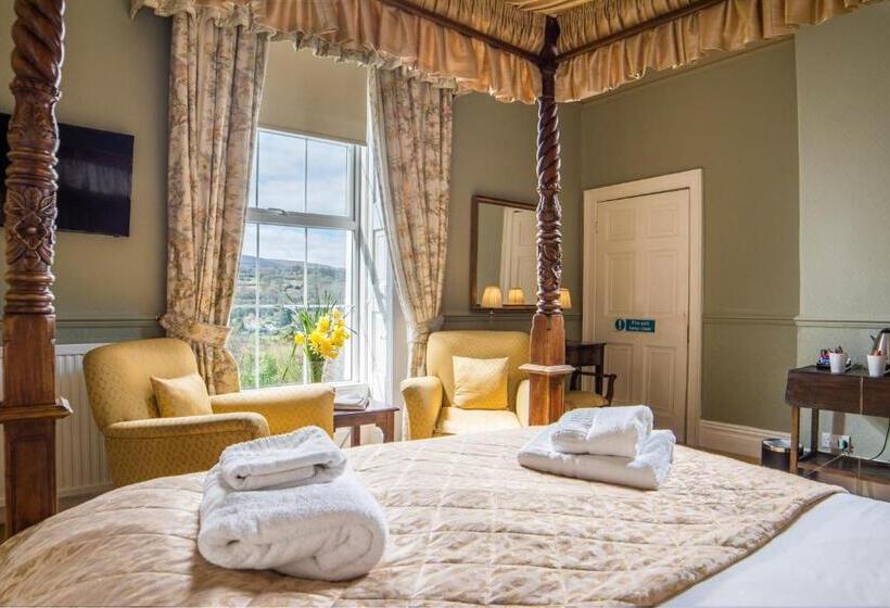 Отель The Manor