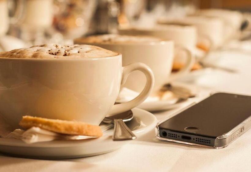 Отель The Manor