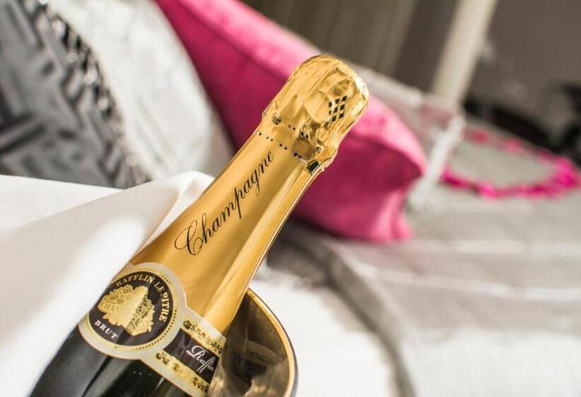 Отель The Manor