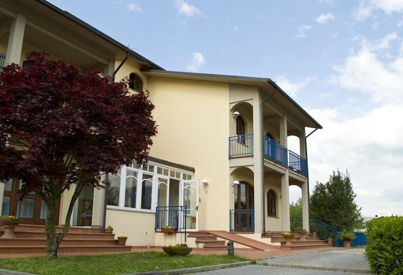 בית מלון כפרי The Marquee