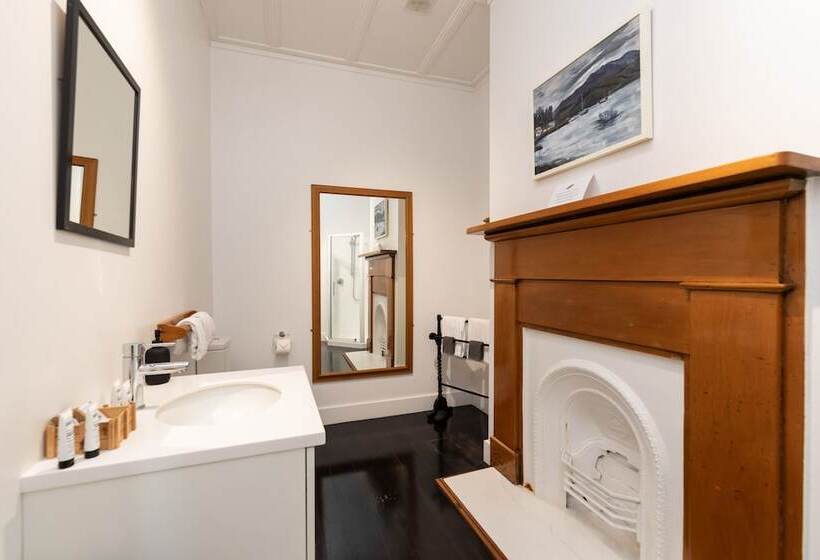 בית מלון כפרי The Old Oak Boutique