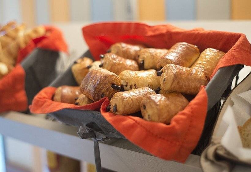 בית מלון כפרי The Originals City, Hôtel Clermontferrand Sud Aubière