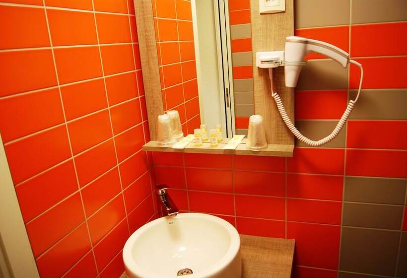 בית מלון כפרי The Originals City, Hôtel Clermontferrand Sud Aubière