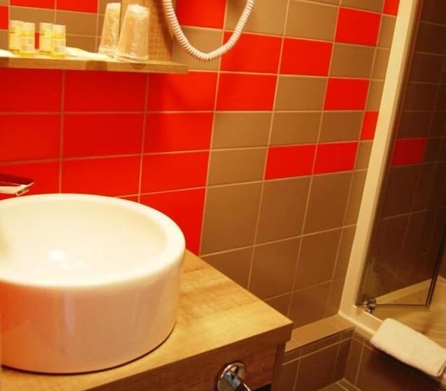 בית מלון כפרי The Originals City, Hôtel Clermontferrand Sud Aubière