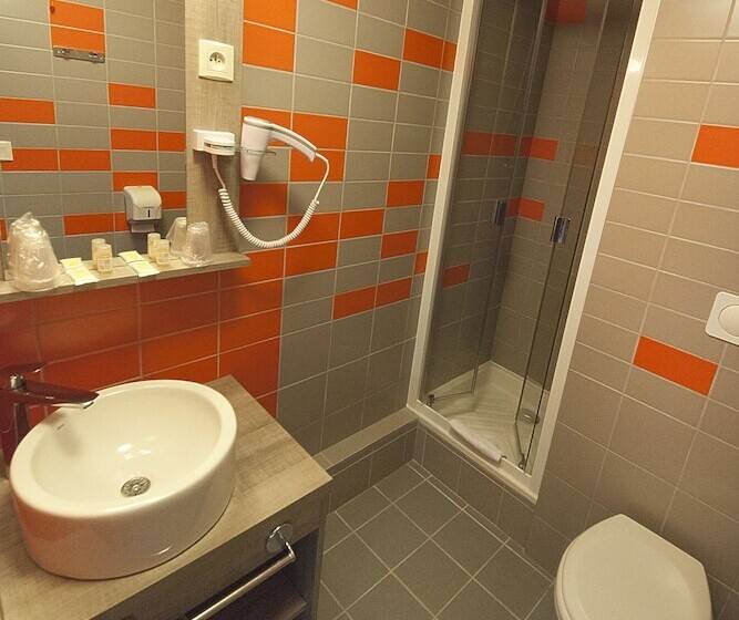 בית מלון כפרי The Originals City, Hôtel Clermontferrand Sud Aubière