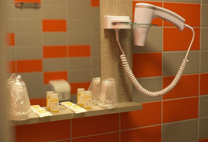 בית מלון כפרי The Originals City, Hôtel Clermontferrand Sud Aubière