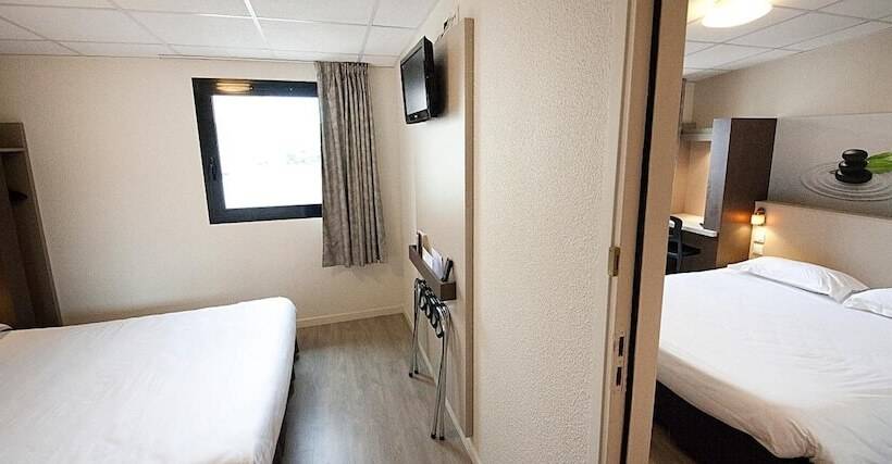 בית מלון כפרי The Originals City, Hôtel Clermontferrand Sud Aubière