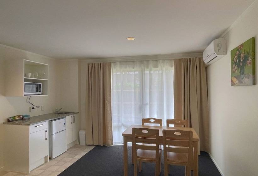 모텔 Royal Park Lodge