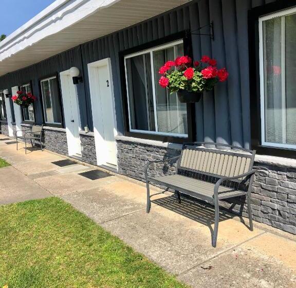 Mystic Isle Motel