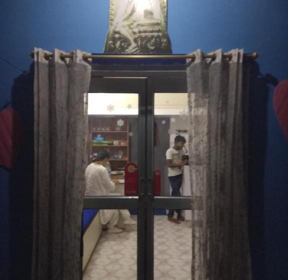 הוסטל Tara Guest House