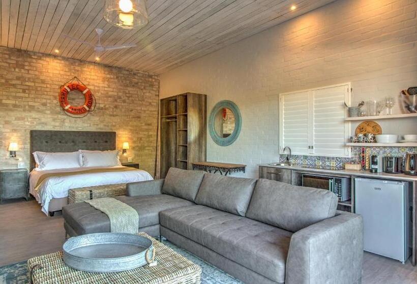 بنسيون The Quarter Deck