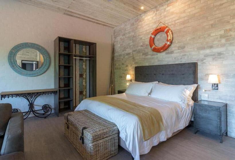 بنسيون The Quarter Deck