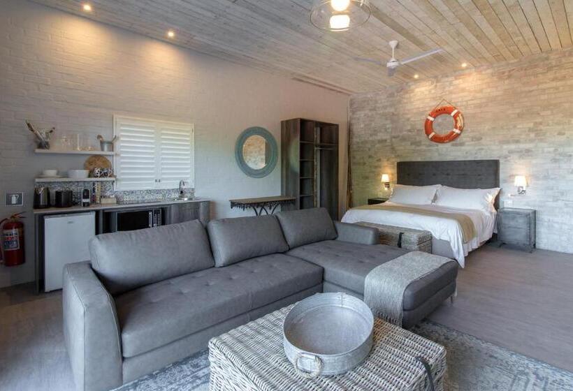 بنسيون The Quarter Deck