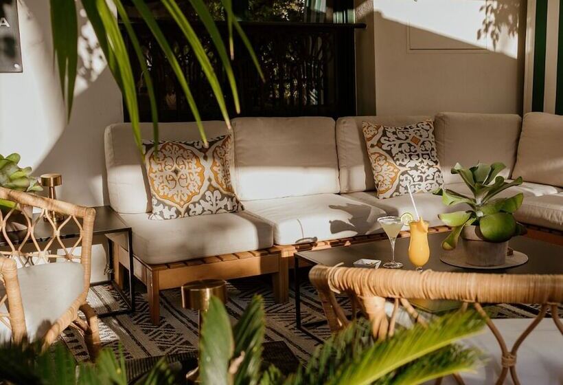 هتل Estepona Plaza