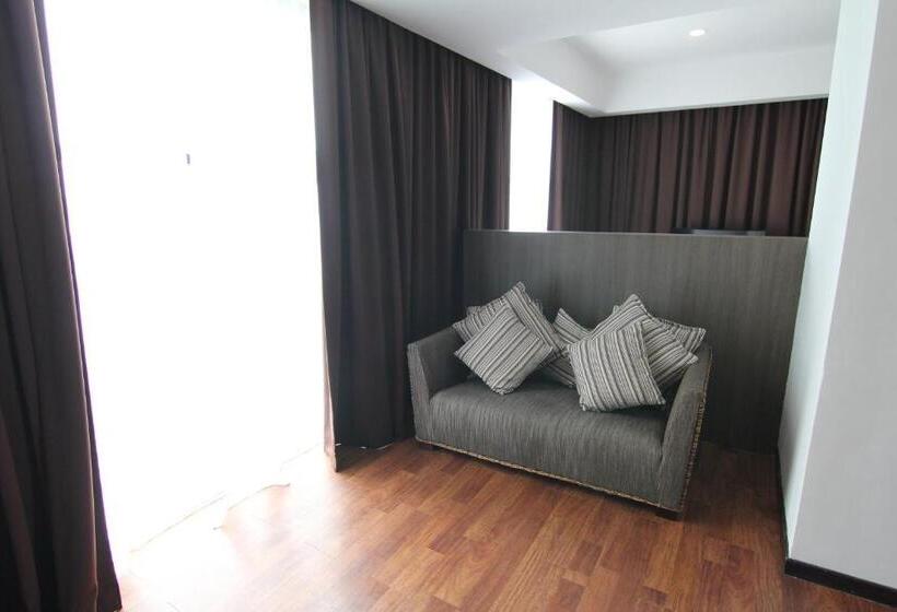 ホテル Nexus Regency Suites &