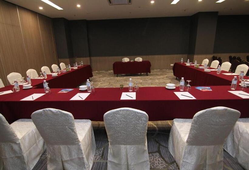 ホテル Nexus Regency Suites &