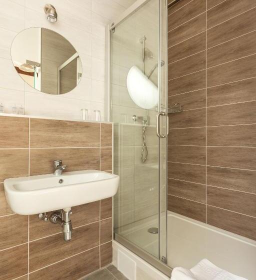 هتل Old Town Trio