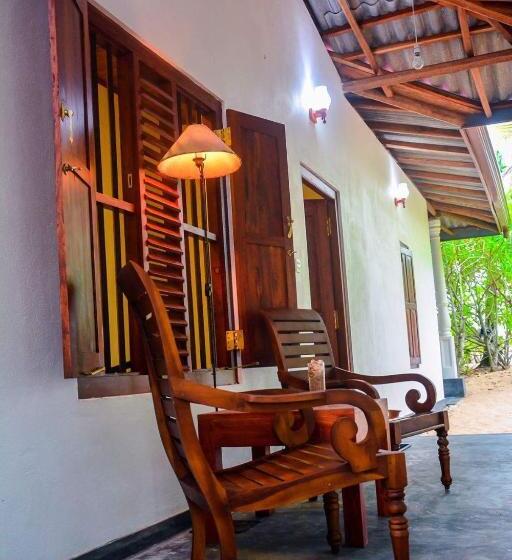 ホテル Shehani Beach Bungalow