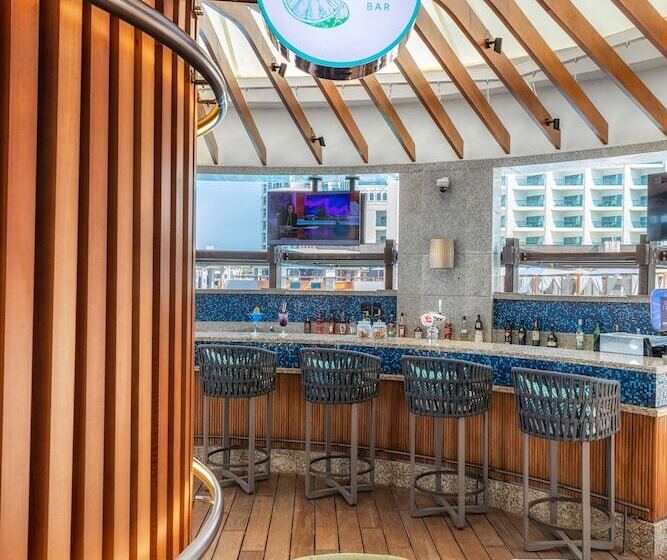 هتل Taj Exotica Resort & Spa, The Palm, Dubai