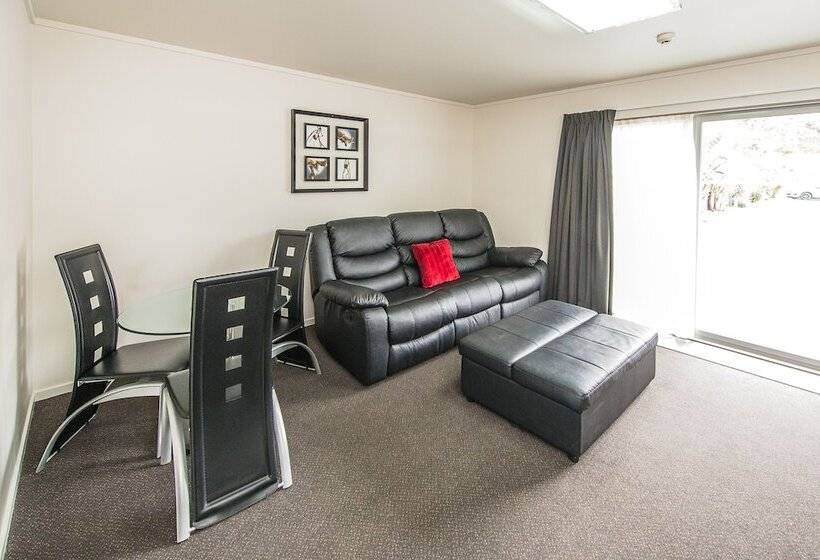 151 On London Motel & Conference Centre